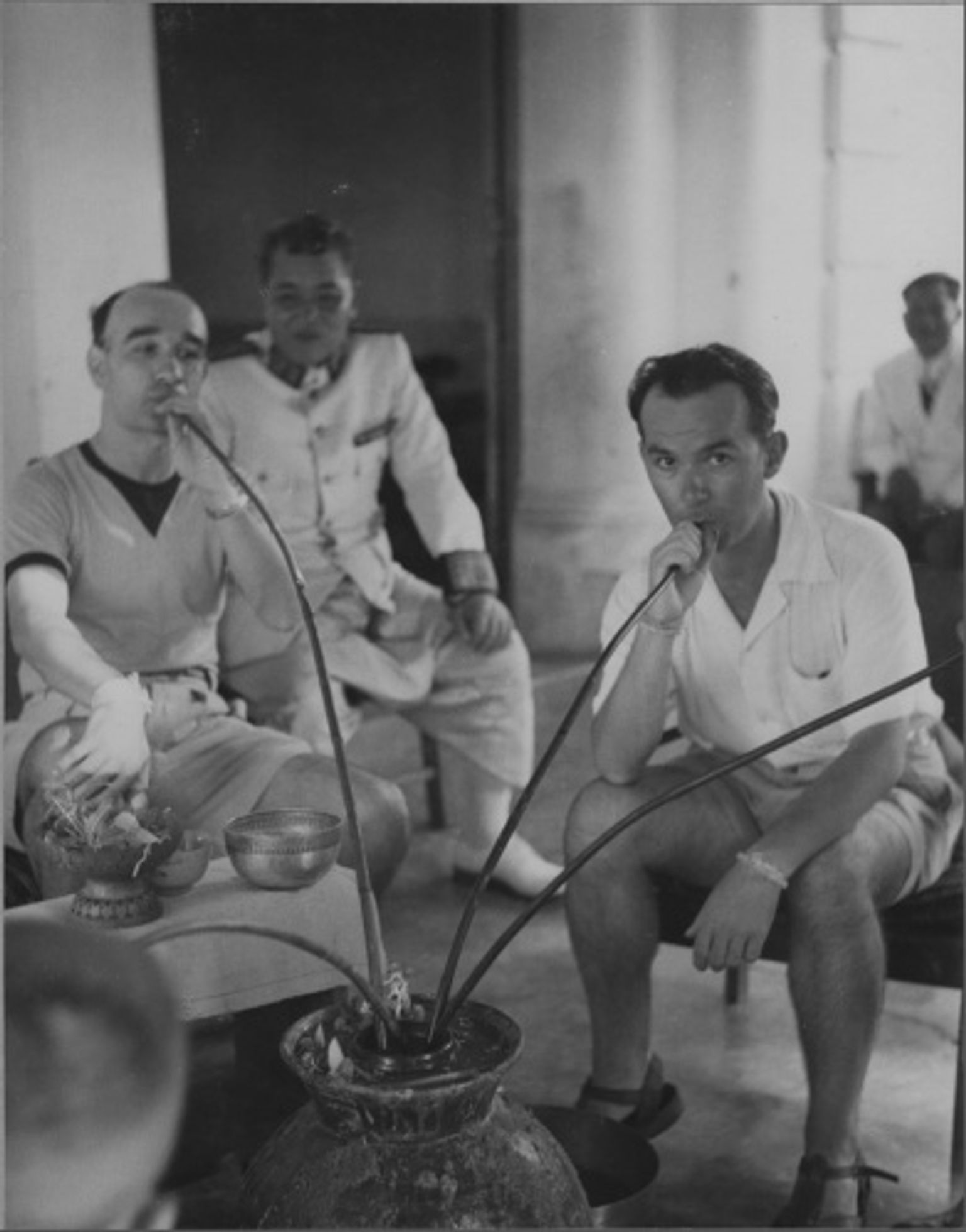 Charles Archaimbault (à droite) lors de la Fête des Eaux au Champassak en 1952.