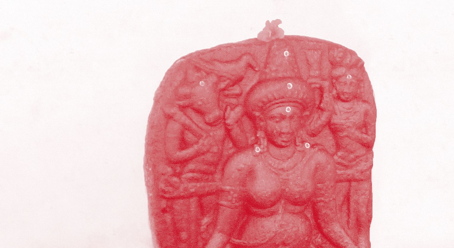 Charlotte Schmid commentant une représentation de déesse tamoule (Inde) du Xe siècle.