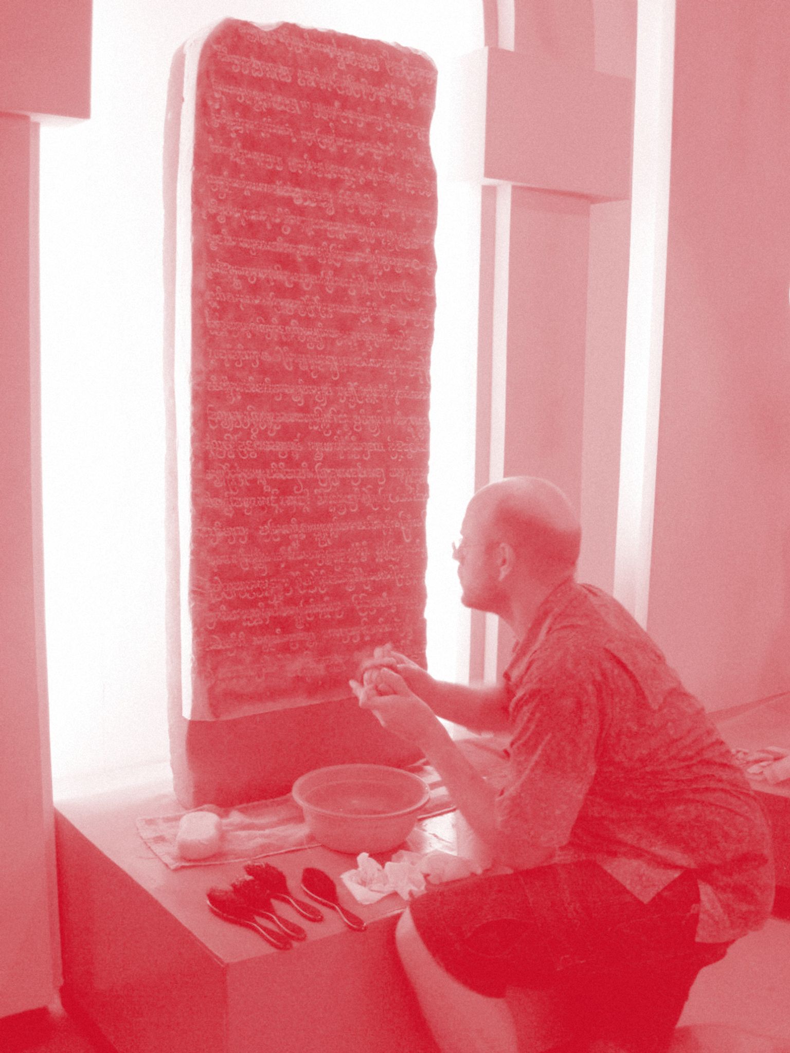 Arlo Griffiths et Khom Sreymom en cours de documenter une inscription au Vietnam (2018)