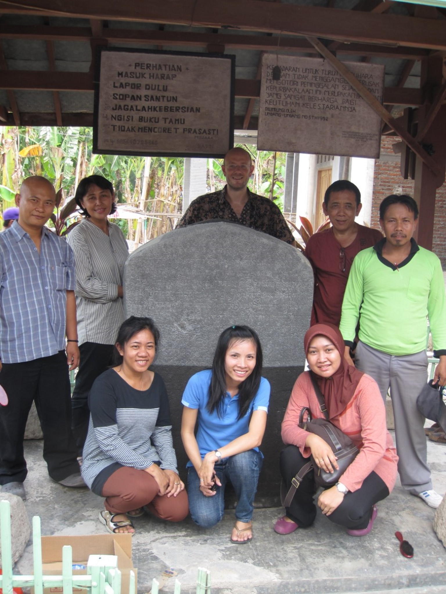 Arlo Griffiths et son équipe lors de l’estampage de l’inscription de Munggut, à Java Est (Indonésie), en 2012
