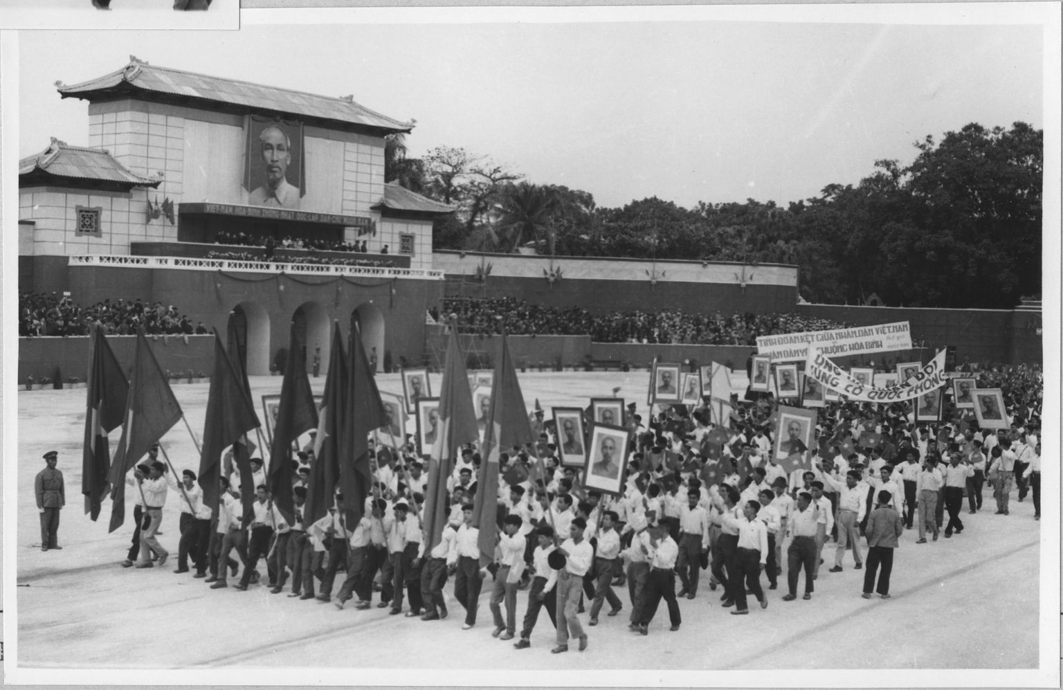 Défilé en l’honneur du retour de Hô Chi Minh à Hanoi
